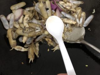 10、爆炒圣子,加上4/1糖翻炒一下