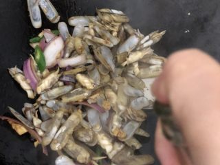 12、爆炒圣子,加上3滴醋翻炒一下