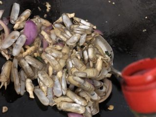 13、爆炒圣子,加上半匙老抽翻炒一下