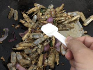 14、爆炒圣子,加上4/1盐翻炒一下