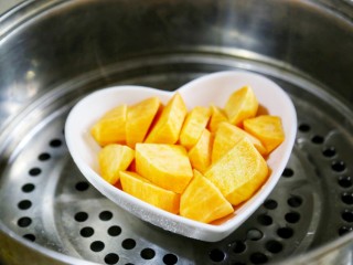 2、美食丨芝心红薯椰蓉球 一口一个超好吃～,放入蒸锅大火蒸15分钟至软烂（用筷子能扎透就熟了）。