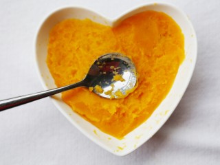 3、美食丨芝心红薯椰蓉球 一口一个超好吃～,蒸好的红薯用勺背压成泥。