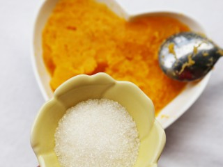 5、美食丨芝心红薯椰蓉球 一口一个超好吃～,加入白糖搅拌均匀。（白糖随个人喜好适量添加。）