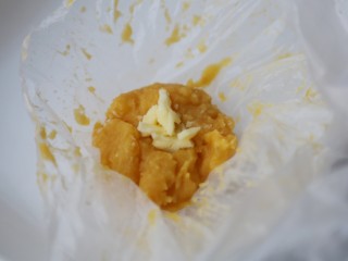 7、美食丨芝心红薯椰蓉球 一口一个超好吃～,中间包上适量芝士，包起来搓成圆球。