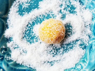 8、美食丨芝心红薯椰蓉球 一口一个超好吃～,包好的奶酪红薯球在椰蓉里面滚一滾使表面沾满椰蓉。