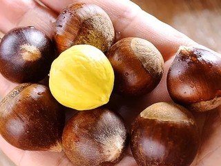 2、板栗饼,板栗去皮