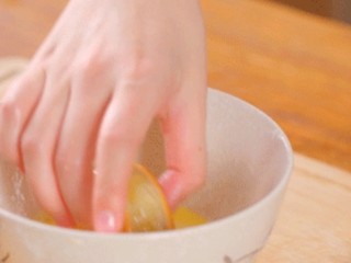 11、板栗饼,将饼干版板栗饼放入打好的蛋液中裹一圈蛋液，然后在板栗饼表面撒一些芝麻