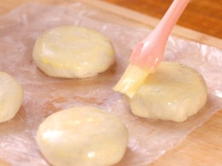12、板栗饼,用小刷子在手抓饼皮版本的板栗饼上刷上少许蛋液