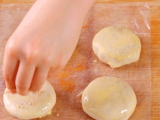 13、板栗饼,然后在板栗饼表面撒一些芝麻