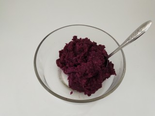 3、山药紫薯糕,紫薯泥稍微凉一凉备用