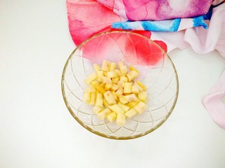 4、山药紫薯糕,山药倒入碗里放至温热