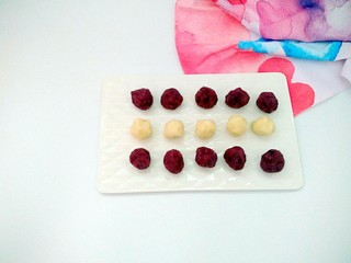 6、山药紫薯糕,将山药和紫薯分成大小一样的份量(两份的紫薯，一份的山药)