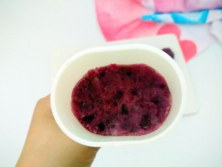 7、山药紫薯糕,模具中先放入一层紫薯泥(用手微微压实