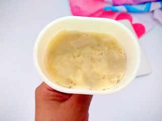 8、山药紫薯糕,在填入一层的山药泥