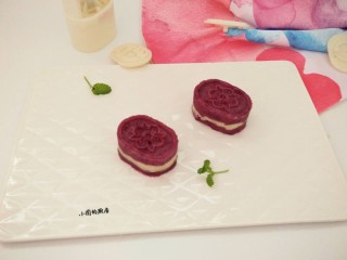 10、山药紫薯糕,将其推出成型