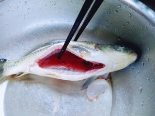 2、#咸味#秋季补钙佳品#鲫鱼豆腐汤,再将鱼内脏清洗干净。