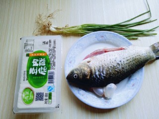 4、#咸味#秋季补钙佳品#鲫鱼豆腐汤,准备好食材。(无需过多调味料)