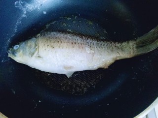 5、#咸味#秋季补钙佳品#鲫鱼豆腐汤,平底不粘锅中加入油，放入洗干净的鱼，中小火剪至两面微黄。