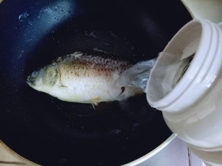 6、#咸味#秋季补钙佳品#鲫鱼豆腐汤,加入开水，一定要加入开水。