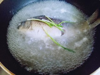 7、#咸味#秋季补钙佳品#鲫鱼豆腐汤,加入去皮葱，大火烧鱼汤，烧鱼汤要保持用大火，这样烧出来的汤才会奶白香浓。