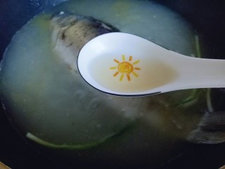 8、#咸味#秋季补钙佳品#鲫鱼豆腐汤,加入料酒，熬至汤色变白。