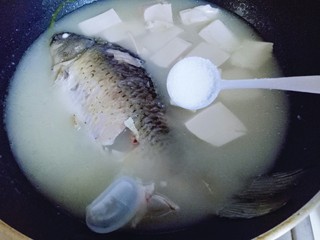 10、#咸味#秋季补钙佳品#鲫鱼豆腐汤,加入盐，胡椒粉。