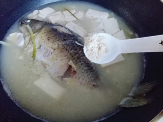 11、#咸味#秋季补钙佳品#鲫鱼豆腐汤,加入鸡粉出锅。