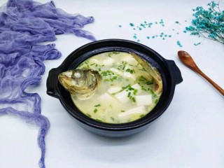 12、#咸味#秋季补钙佳品#鲫鱼豆腐汤,装入砂锅中，撒上葱花即可。鲜美无比(^_^)