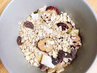 1、牛奶燕麦粥,准备好坚果麦片。