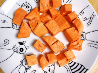 4、牛奶燕麦粥,蜜薯切块待用。