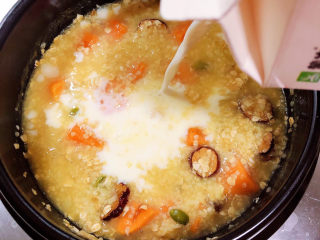 11、牛奶燕麦粥,倒入牛奶。