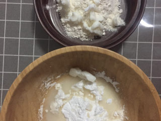 2、红豆酥,分别将油皮和油酥材料混合