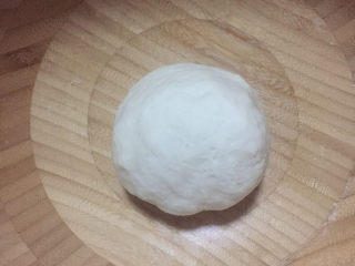 3、红豆酥,将油酥揉成团