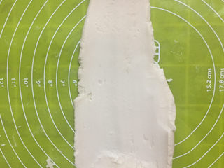 4、红豆酥,油酥放在面板上用掌根搓1-2分钟