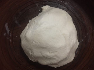 5、红豆酥,将油皮揉成团