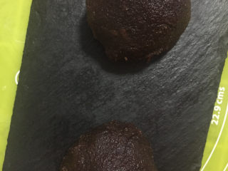 6、红豆酥,红豆沙分成两份揉成球状
