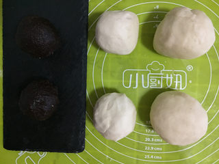 7、红豆酥,油酥和油皮也分成两份揉搓成球状