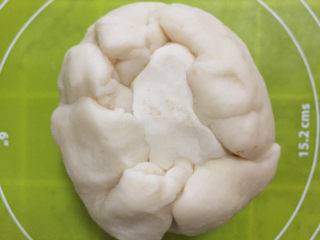 8、红豆酥,将油皮按成饼后包裹油酥