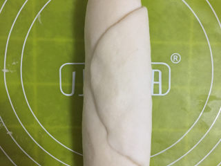 11、红豆酥,沿一边卷起