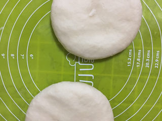 9、红豆酥,擀成饼状