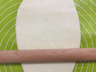 10、红豆酥,再擀成牛舌状