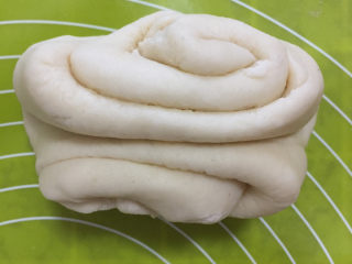 16、红豆酥,由两侧向中间挤压