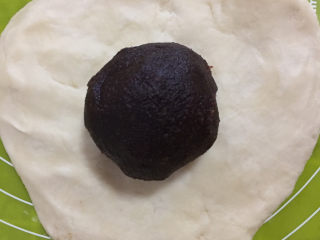 17、红豆酥,用手按成饼后放入豆沙馅