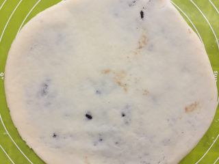 18、红豆酥,裹好后用擀面杖再次擀压成薄饼