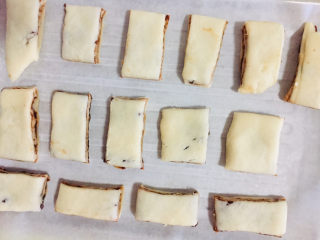 20、红豆酥,擀压完成后切成小块