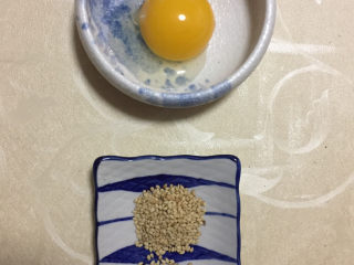 21、红豆酥,准备好蛋黄液和芝麻