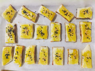 22、红豆酥,将蛋黄液均匀涂抹表面并撒上芝麻