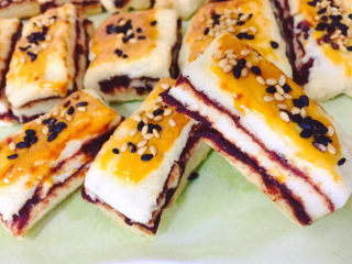 23、红豆酥,放入烤箱180度烤25分钟左右，就完成啦！