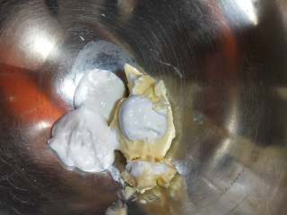 1、玻璃心杂粮饼干,黄油室温软化，加Fluff棉花糖和1克盐打至颜色变浅