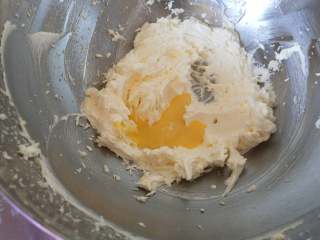 2、玻璃心杂粮饼干,颜色变浅后加入全蛋液，继续打至蛋液完全吸收